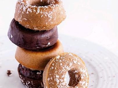 Donuts com cobertura de coco e chocolate