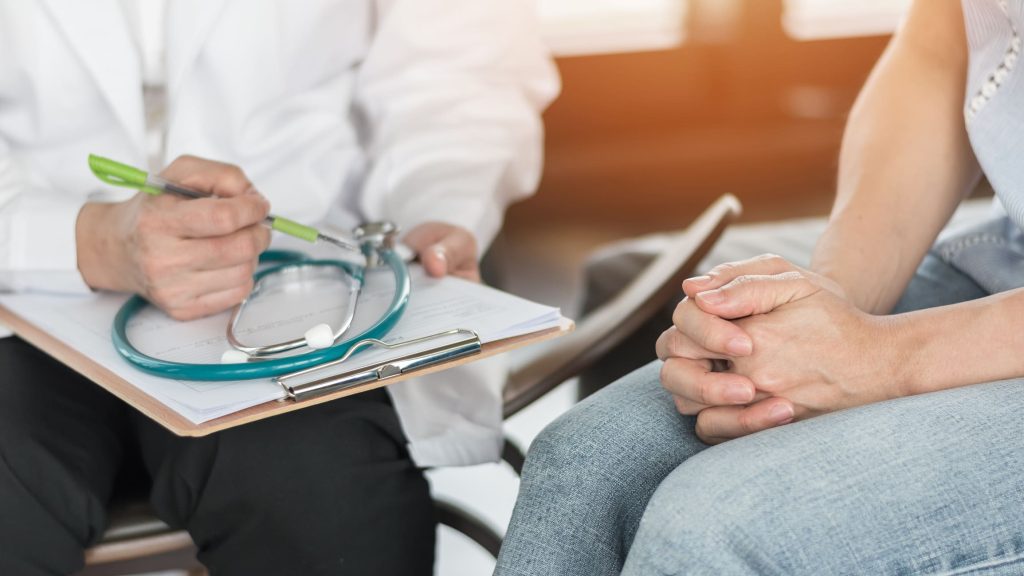 Uma senhora num consultório médico
