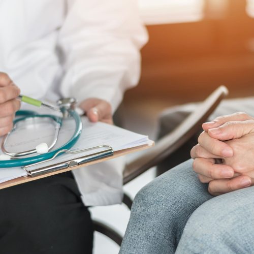 Uma senhora num consultório médico