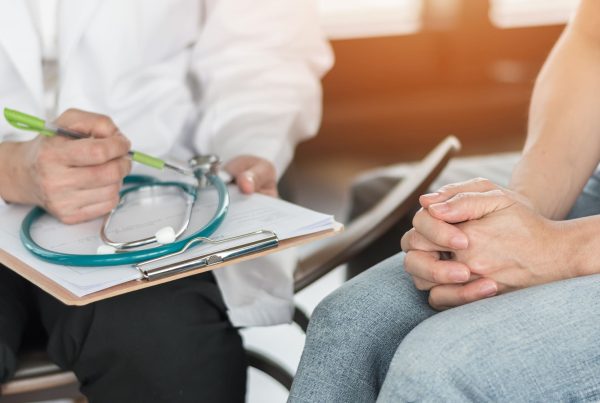 Uma senhora num consultório médico