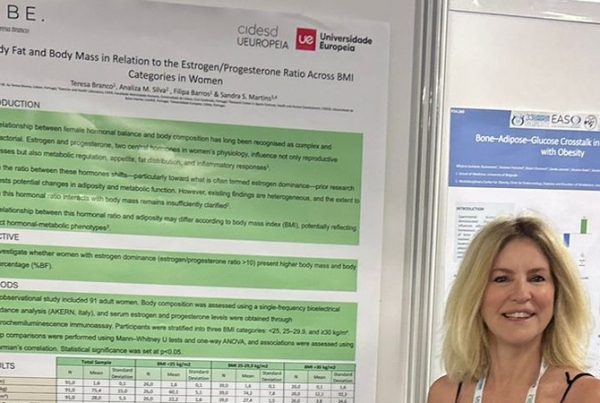 Teresa Branco, diretora da TO BE., junto ao poster científico sobre estrogénio, progesterona e composição corporal apresentado no Congresso Europeu de Obesidade 2026, em Istambul