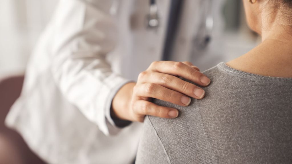 Mulher na fase da menopausa numa consulta
