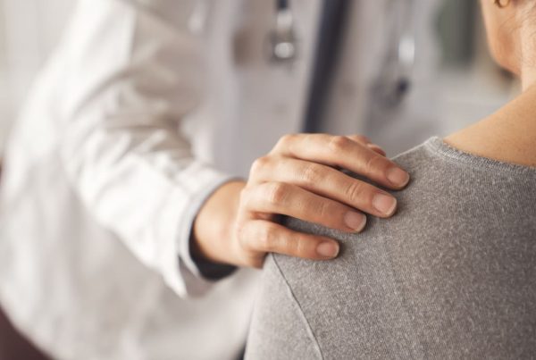 Mulher na fase da menopausa numa consulta
