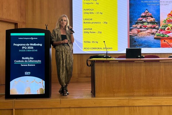 Teresa Branco a apresentar sobre anti-inflamação e gestão do peso num evento empresarial TO BE.